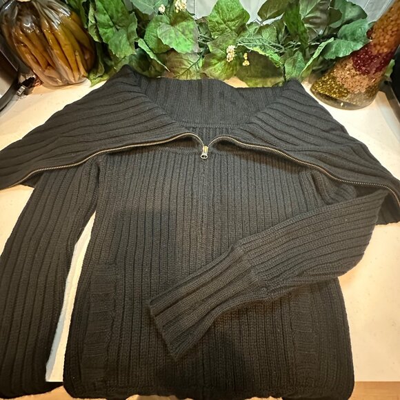 Ribbed Knit Off-Shoulder Sweater With Zippered Design - Picture 2 of 7